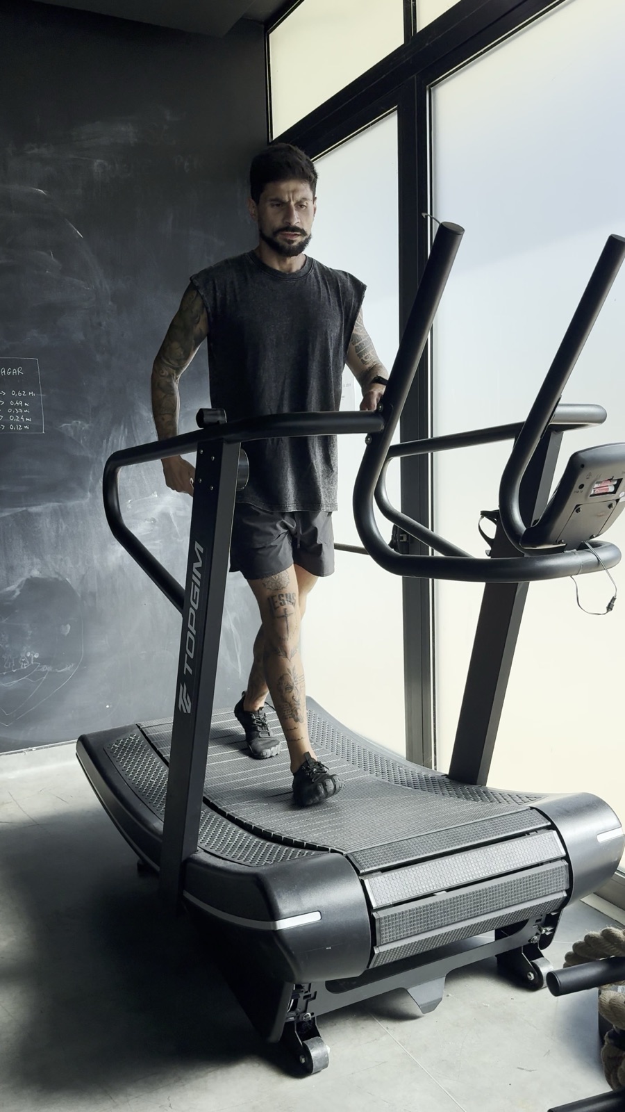 Rúben a correr numa passadeira curva