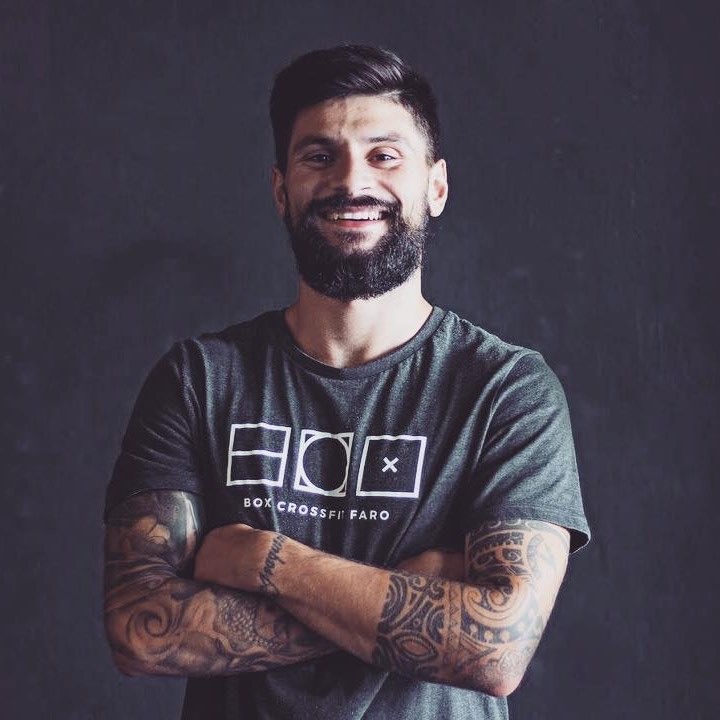 Retrato do Rúben Ramos de braços cruzados